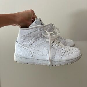 WOMENS NIKE JORDAN AIR 1 MID WHITE SZ 6 WORN A FEW TIMES!